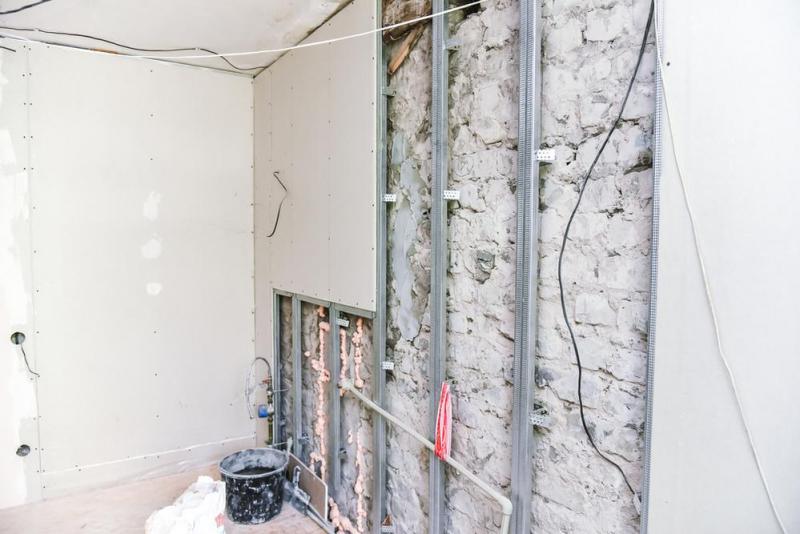 R&eacute;nover des locaux professionnels &agrave; Miribel implique de coordonner plomberie, &eacute;lectricit&eacute; et peinture